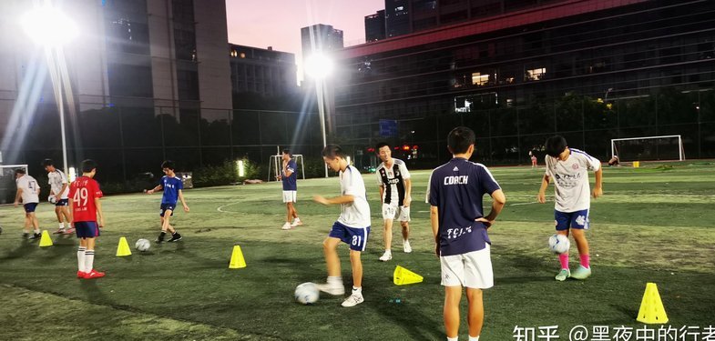 打破某人所谓成人的简单足球移植到青训赛（青训）上