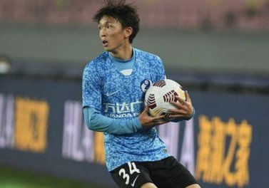 足球报：李国旭赛后连线两名新国脚，希望他们更自信一些