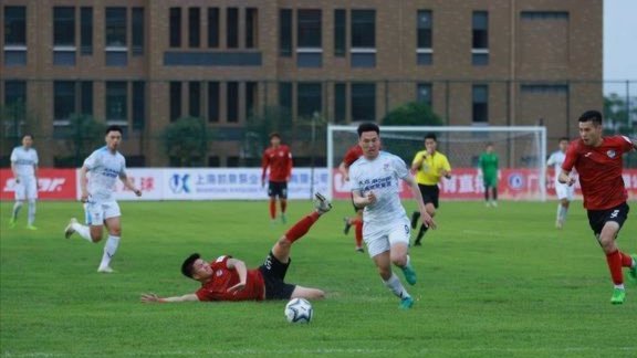 足球报：李国旭赛后连线两名新国脚，希望他们更自信一些